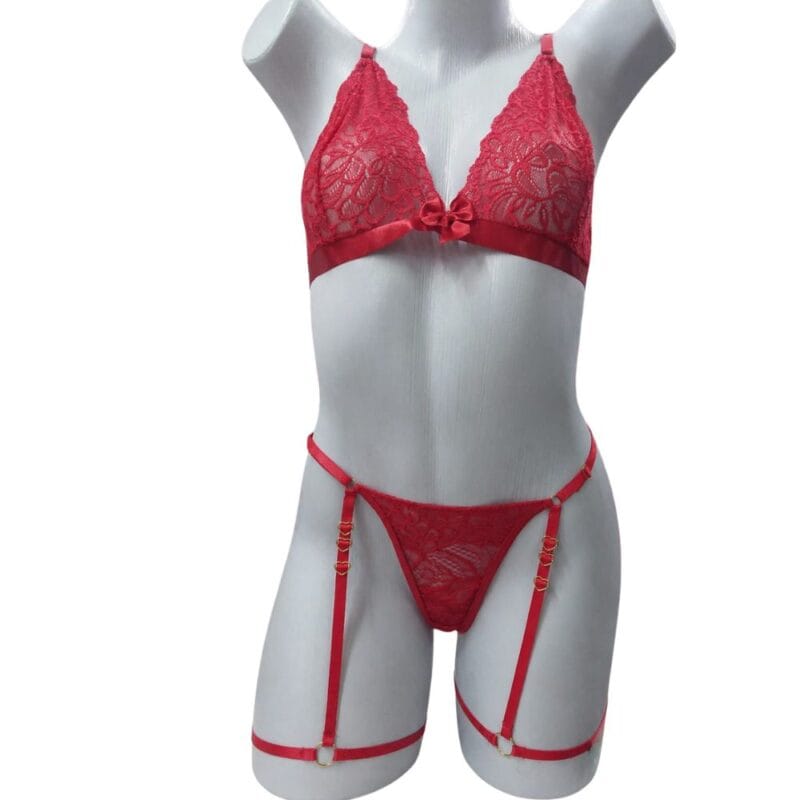CONJUNTO DE LINGERIE EM RENDA COM CINTA LIGA E DETALHE DE CORAÇÃO ANITTA