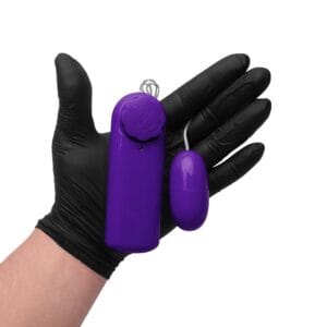 Vibrador Bullet Cápsula Vipmix compacto e discreto na mão roxo